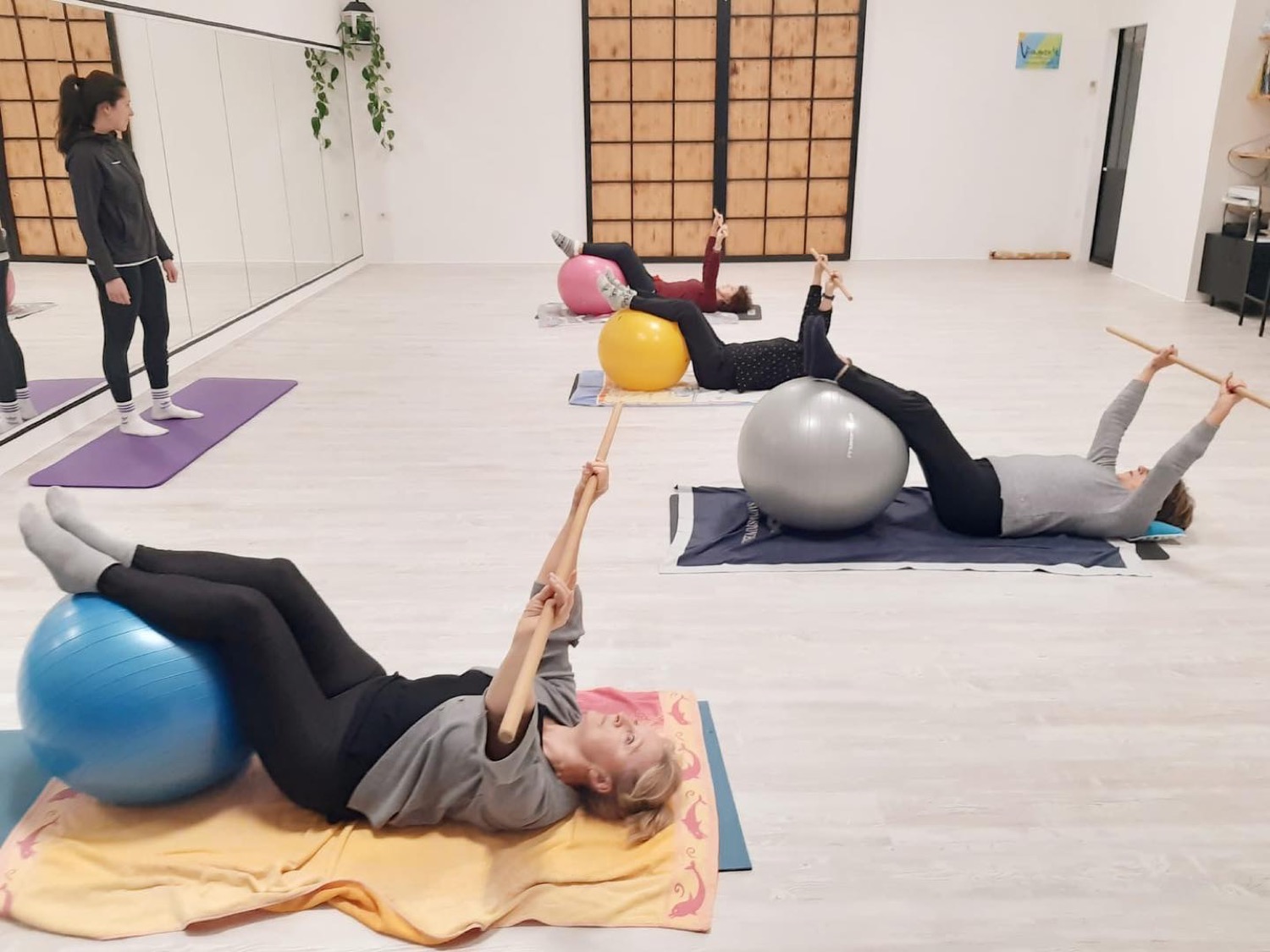 Lezione di ginnastica posturale nello studio di Elena Paci a Fano